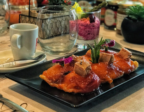 Tatin d’abricots rôtis au romarin, foie gras poêlé et espuma de romarin