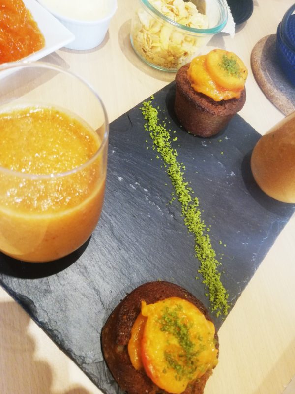 Abricot rôti au miel de romarin,financiers pistache et son smoothie basilic